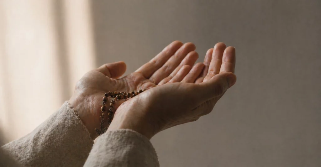 Mains ouvertes en geste de réception — identité en Christ, grâce et non performance (Éphésiens 2,8-9)