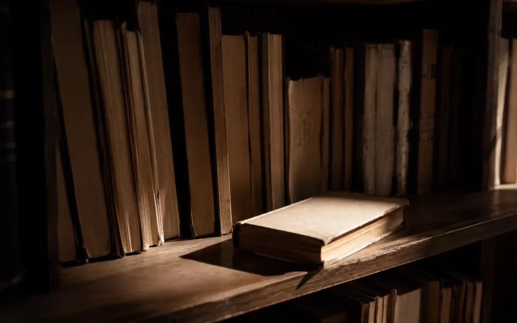 Livre fermé isolé sur une étagère — comment lire la Bible quand on est débutant