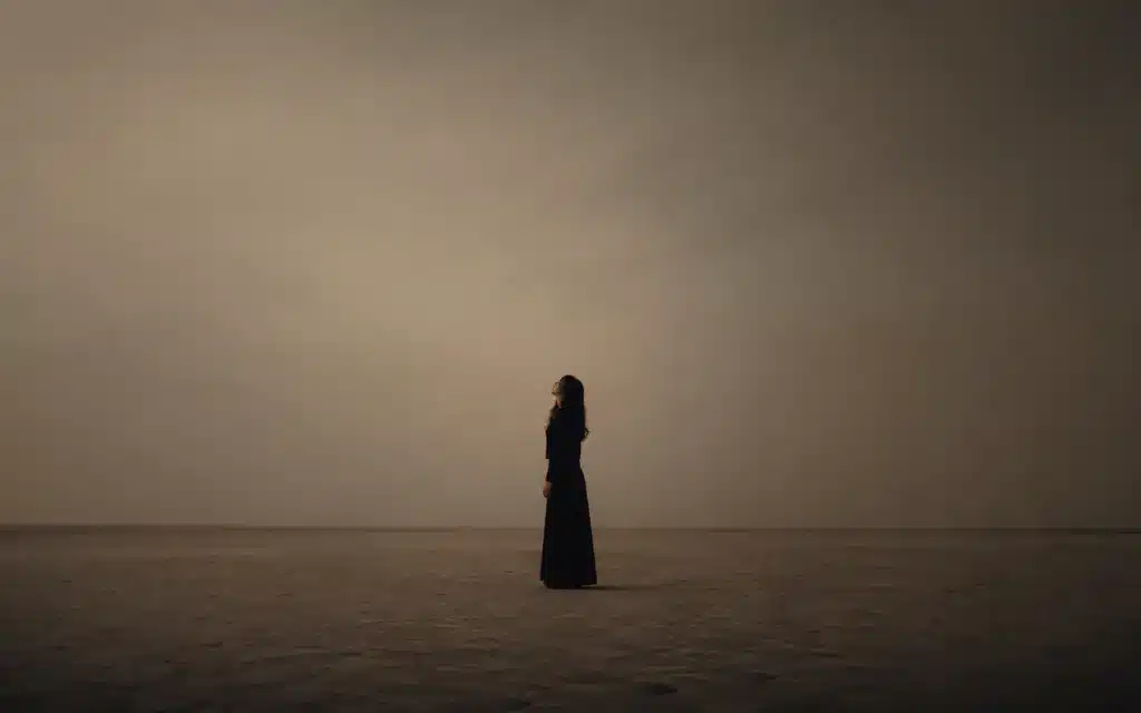 parler à l'univers manifestation new age — solitude spirituelle et vide intérieur