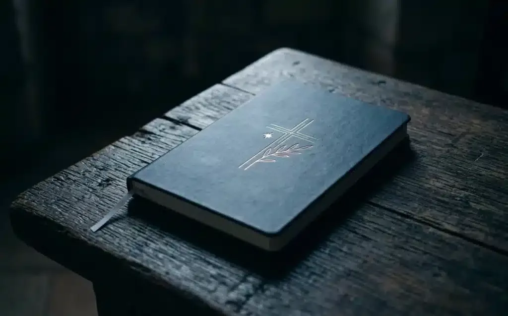 Carnet fermé dans une lumière froide — divination et alternatives chrétiennes