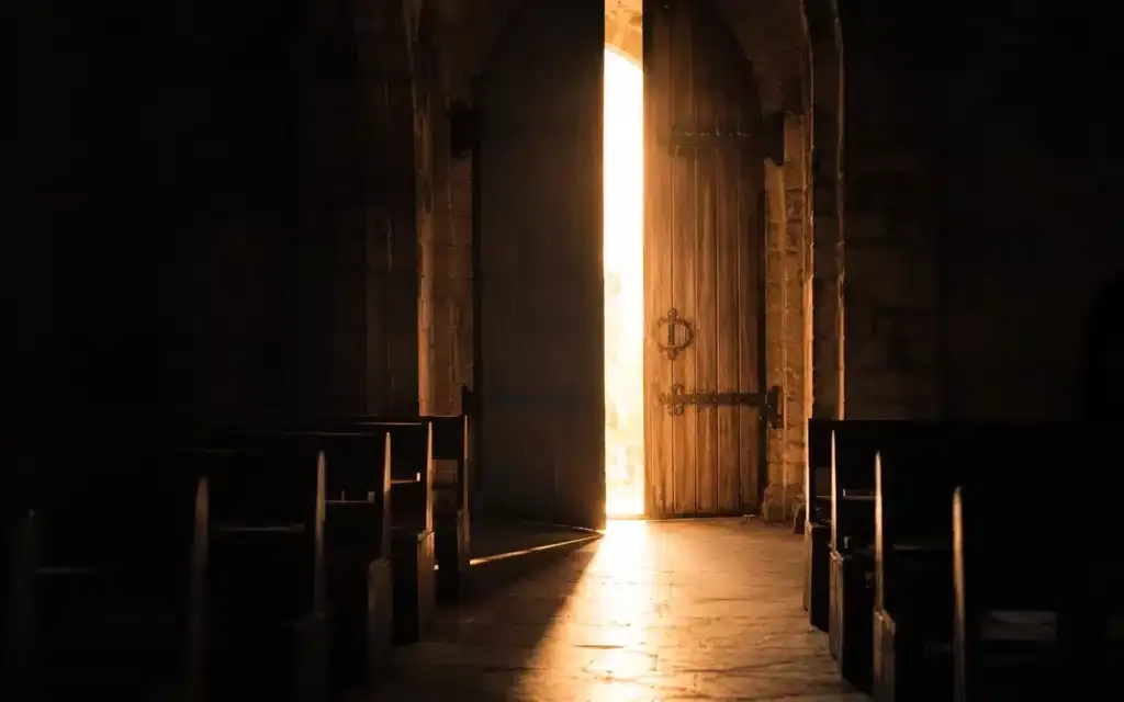 vie spirituelle concrète, porte d'église entrebâillée sur la lumière, rester éveillé dans la foi