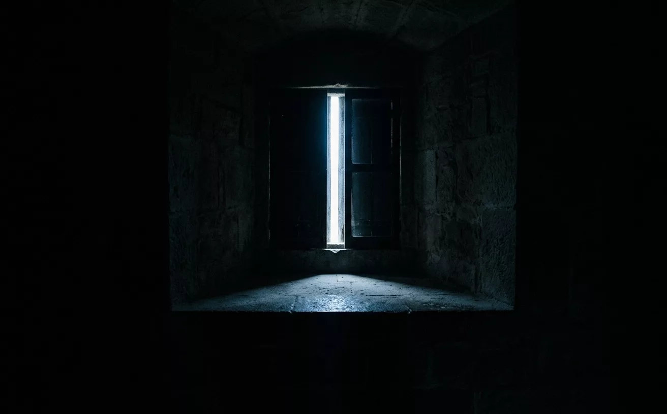 peur du lundi, pièce sombre avec une fente de lumière
